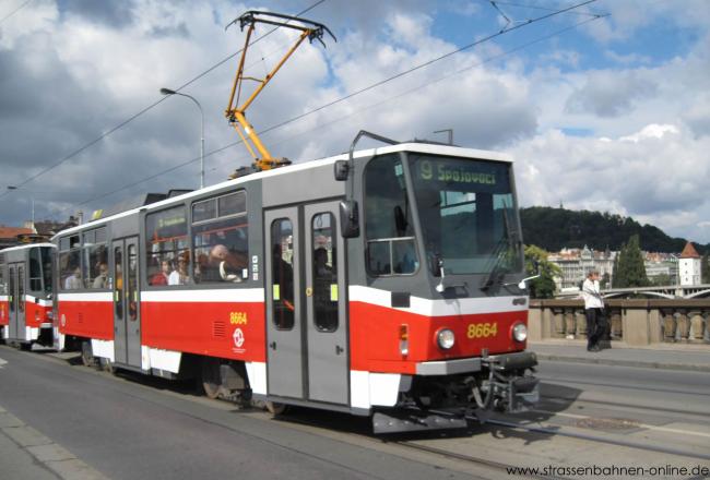 Der T6A5-Tw 8664 ist am 29. August 2010 in Prag auf der Linie 9 unterwegs.